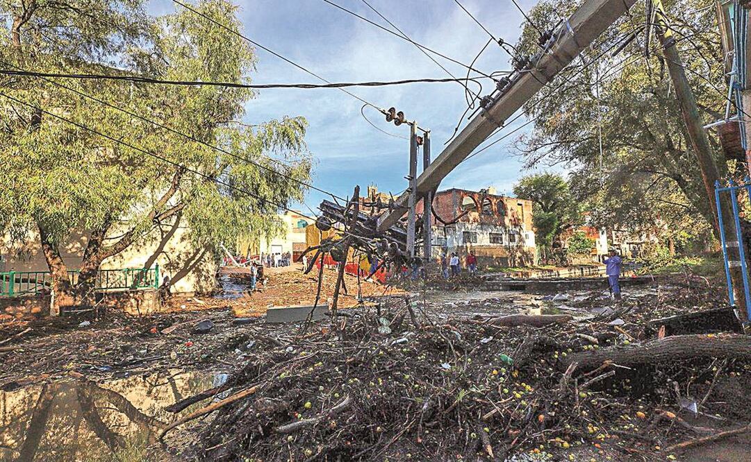 La corriente desbordada de la presa San Aparicio arrancó árbo-les, postes de luz y se llevó animales. Foto: Especial.