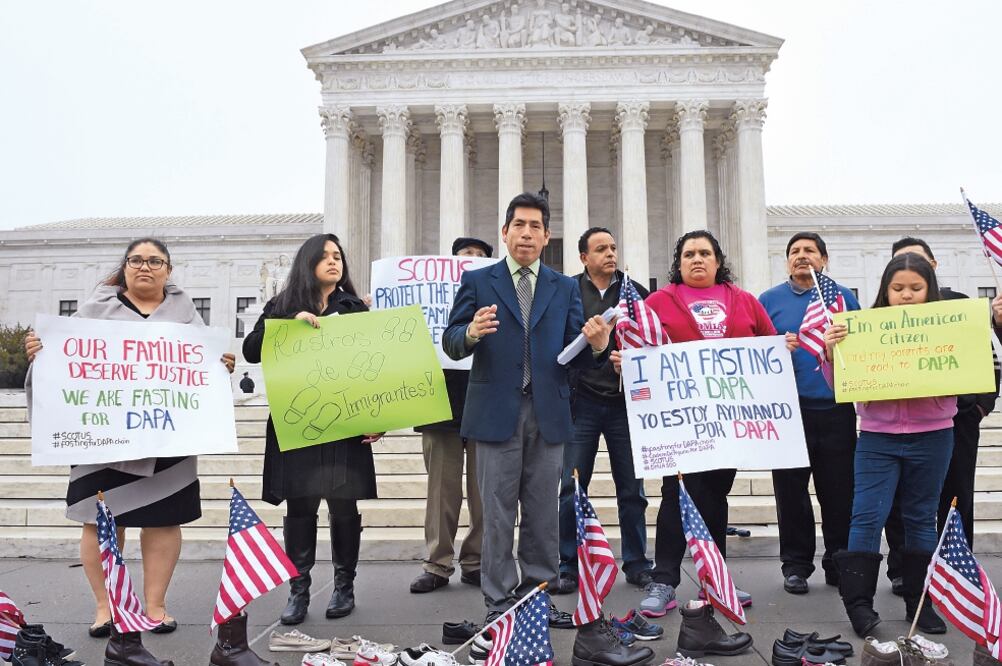 El presidente de la Coalición de Organizaciones Latinas de Virginia, Edgar Aranda-Yanoc, y activistas ofrecieron ayer una conferencia de prensa frente a la Corte Suprema de Estados Unidos, en Washington (LENIN NOLLY. EFE)