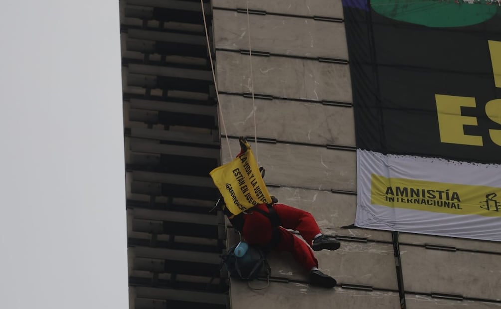 En el marco de la justa mundialista, activistas pertenecientes a distintas organizaciones como Greenpeace y Amnistía Internacional realizan un acto de protesta en la Estela de luz, en la que colocarán una manta denunciando las diversas problemáticas sociales y medioambientales en el país. Fotos:  Gabriel Pano/El UNIVERSAL