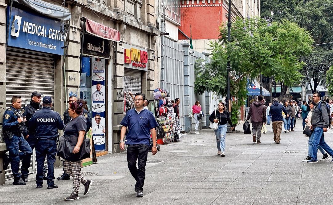 Las calles de Tacuba, 5 de Mayo, Isabel la Católica, Bolívar y Motolinía, a unos pasos de la estación del Metro Allende, son vigiladas por elementos de la SSC, cuya presencia no ha inhibido a los ambulantes. Foto: Hugo Salvador | El Universal