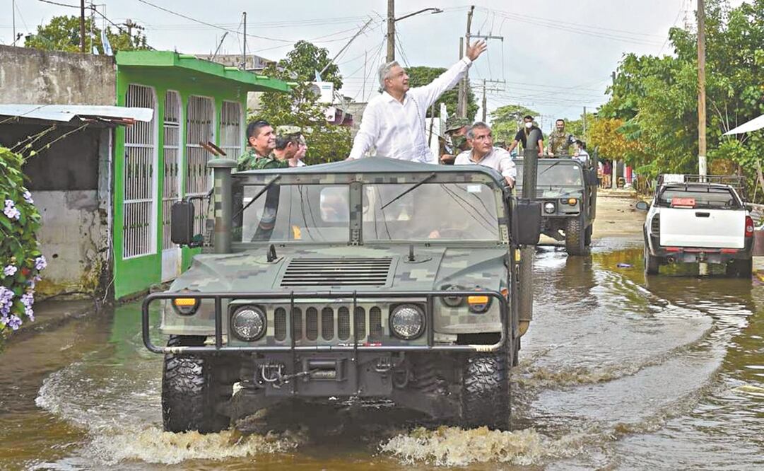 El presidente Andrés Manuel López Obrador realizó un recorrido por las zonas más afectadas por las anegaciones, como la comunidad de Tepetitán, en Macuspana, lugar del que es originario. Ahí prometió apoyo a los habitantes. Foto: PRESIDENCIA
