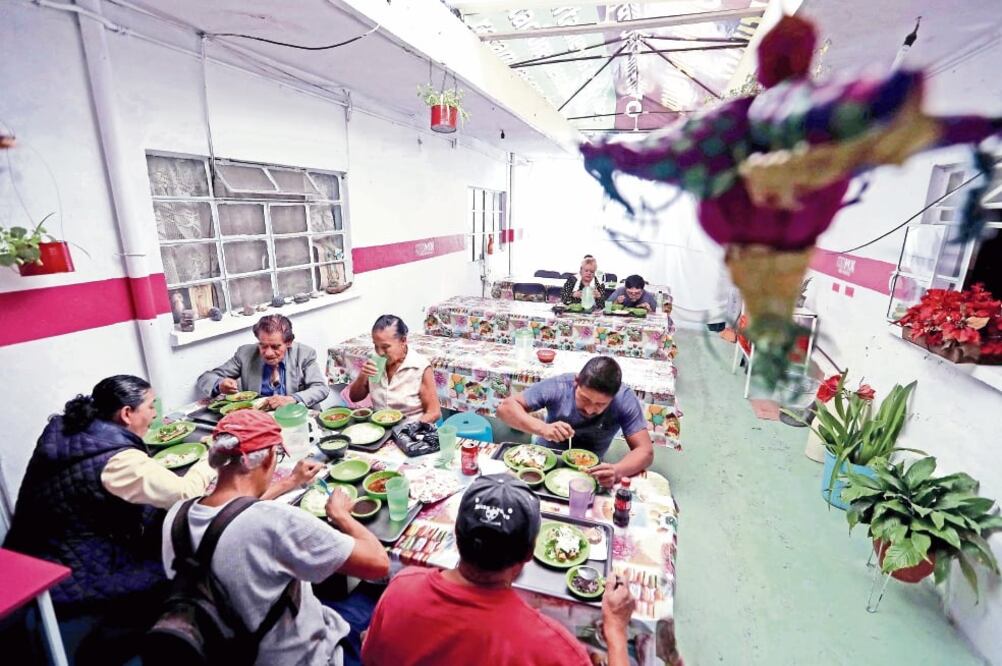 El comedor ubicado en la colonia Ignacio Zaragoza abrió sus puertas en septiembre pasado. Sandra, su administradora, busca apoyar a la gente de escasos recursos para que pueden disfrutar de una buena alimentación (FERNANDO RAMÍREZ. EL UNIVERSAL)