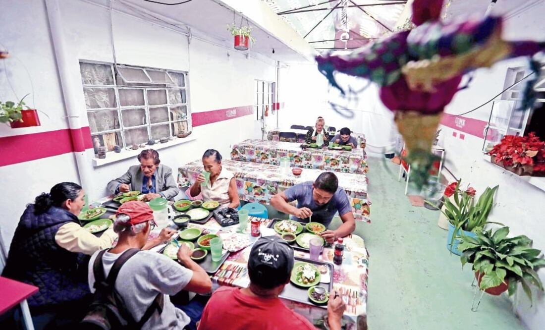 El comedor ubicado en la colonia Ignacio Zaragoza abrió sus puertas en septiembre pasado. Sandra, su administradora, busca apoyar a la gente de escasos recursos para que pueden disfrutar de una buena alimentación (FERNANDO RAMÍREZ. EL UNIVERSAL)