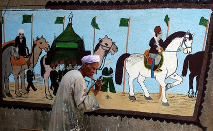 Artista pinta murales en casas para celebrar el haj