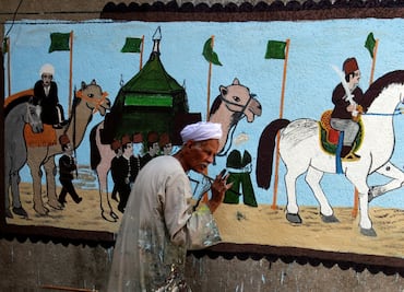 Artista pinta murales en casas para celebrar el haj