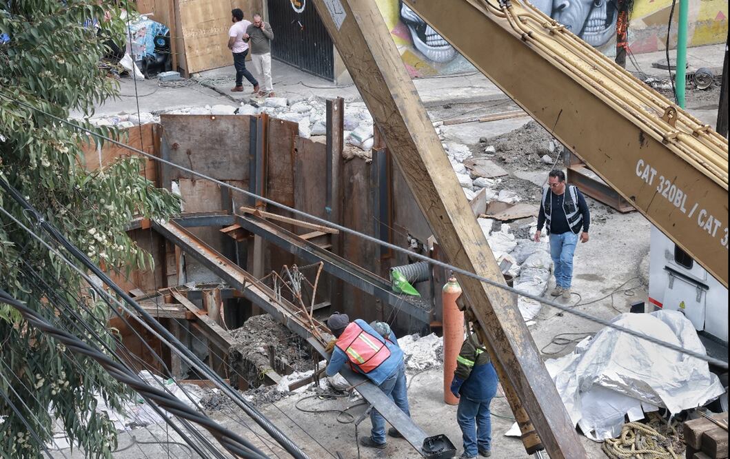 Trabajos para reparar socavón en Iztapalapa concluyen el domingo, asegura Secretaría de Gestión Integral del Agua.
Foto: Fernanda Rojas/EL UNIVERSAL