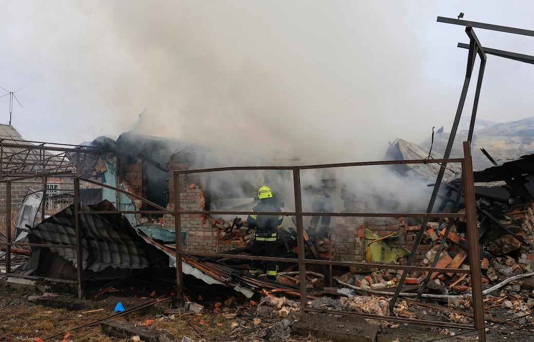 Rescatistas ucranianos trabajan en el lugar de un ataque aéreo a un edificio privado en Kharkiv, noreste de Ucrania, el 25 de diciembre de 2024, en medio de la invasión rusa. Foto: EFE