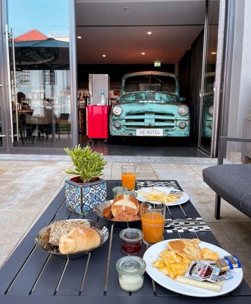 Hotel con camas en forma de coches para los fans del automovilismo