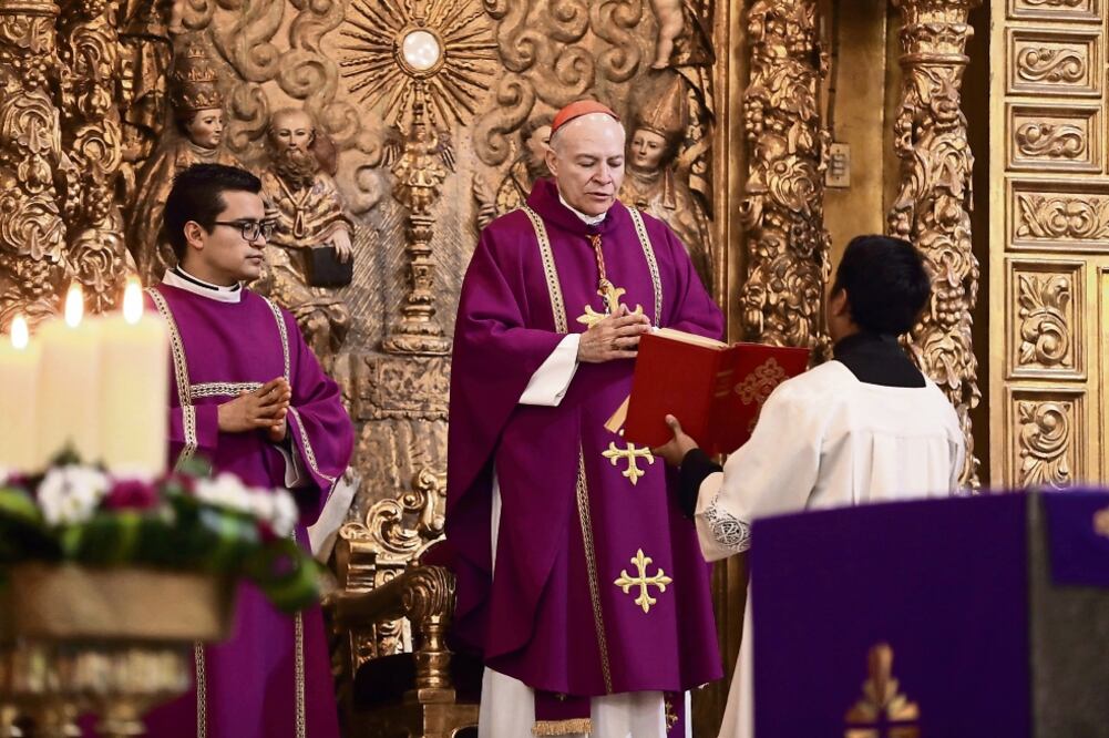 Algunos asistentes a la misa se dijeron con sentimientos encontrados, desearon lo mejor para Aguiar Retes en su nuevo cargo y esperan que su sucesor continúe con el trabajo y en comunicación con los fieles (FOTOS: IRVIN OLIVARES. EL UNIVERSAL)