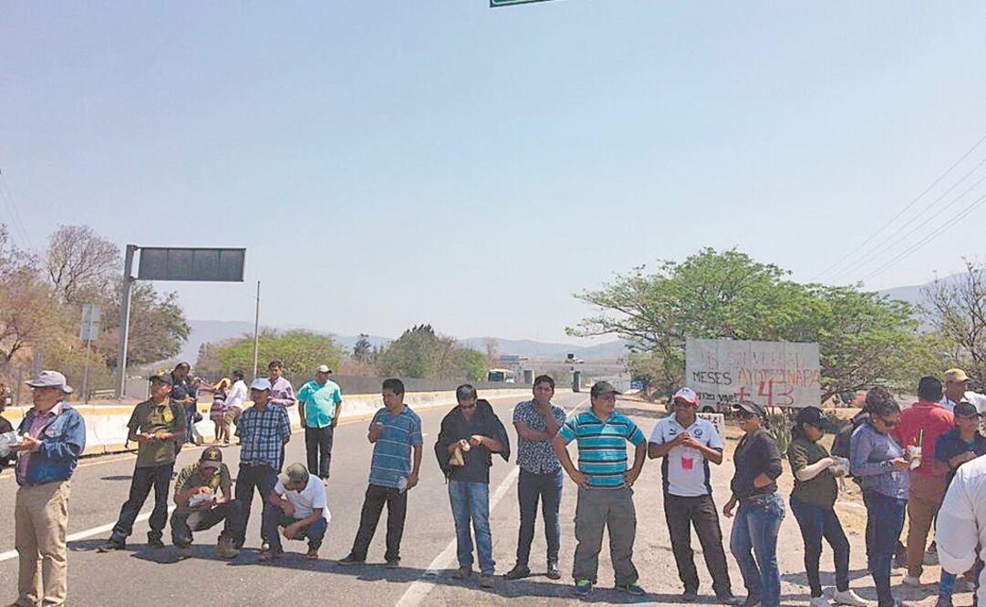 Policías comunitarios bloquearon ayer por más de cuatro horas la autopista del Sol para exigir la presentación con vida de Gonzalo Molina. Foto: ARTURO DE DIOS. EL UNIVERSAL
