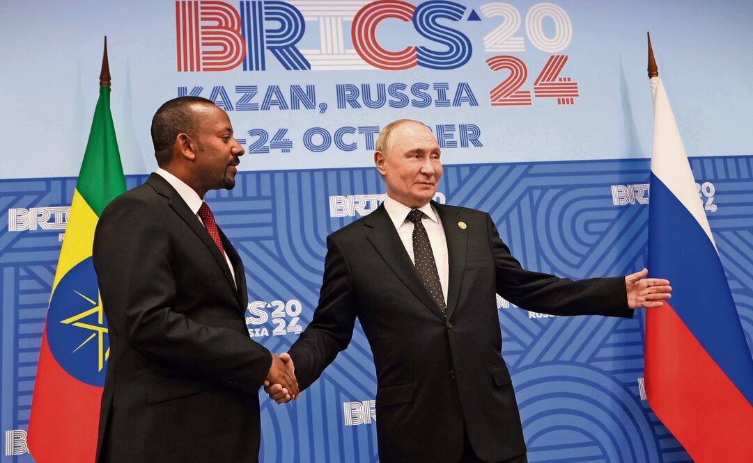 El presidente ruso, Vladimir Putin, ayer con el primer ministro etíope, Abiy Ahmed, en Kazán. Foto: AP