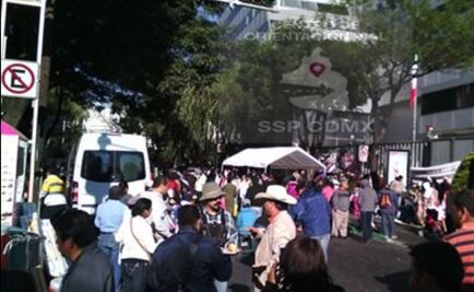 Manifestantes protestan frente a la Sagarpa