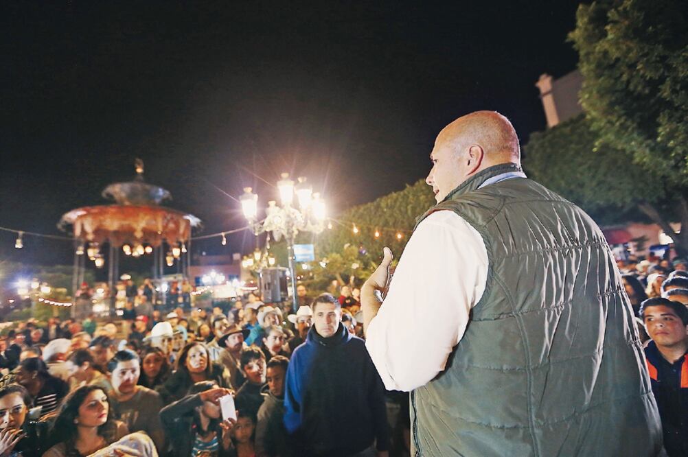 Enrique Alfaro, precandidato de Movimiento Ciudadano, dijo que cuando él y su equipo viajaban por el municipio de Cañadas de Obregón elementos de la Policía Estatal con armas largas les cerraron el paso. (TOMADA DE INTERNET)