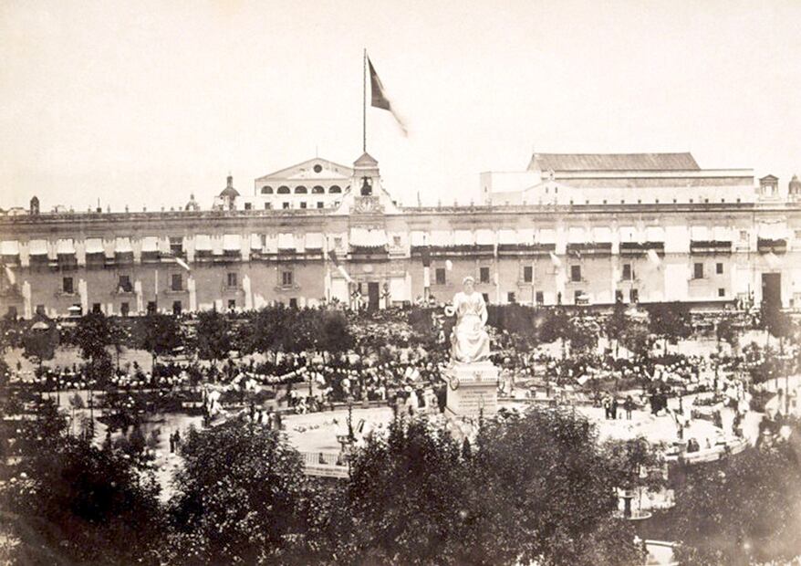 Imagen de las celebraciones por la restauración de la República, encabezadas por Benito Juárez en el Zócalo, en julio de 1867. Una estatua, que habría donado el gobernador de Querétaro en turno, oculta el abandonado zócalo. Foto: Francois Aubert.