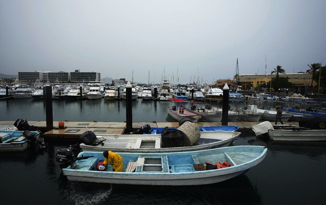 Un pescador se prepara para la llegada del huracán Norma, en Cabo San Lucas. Foto: AP