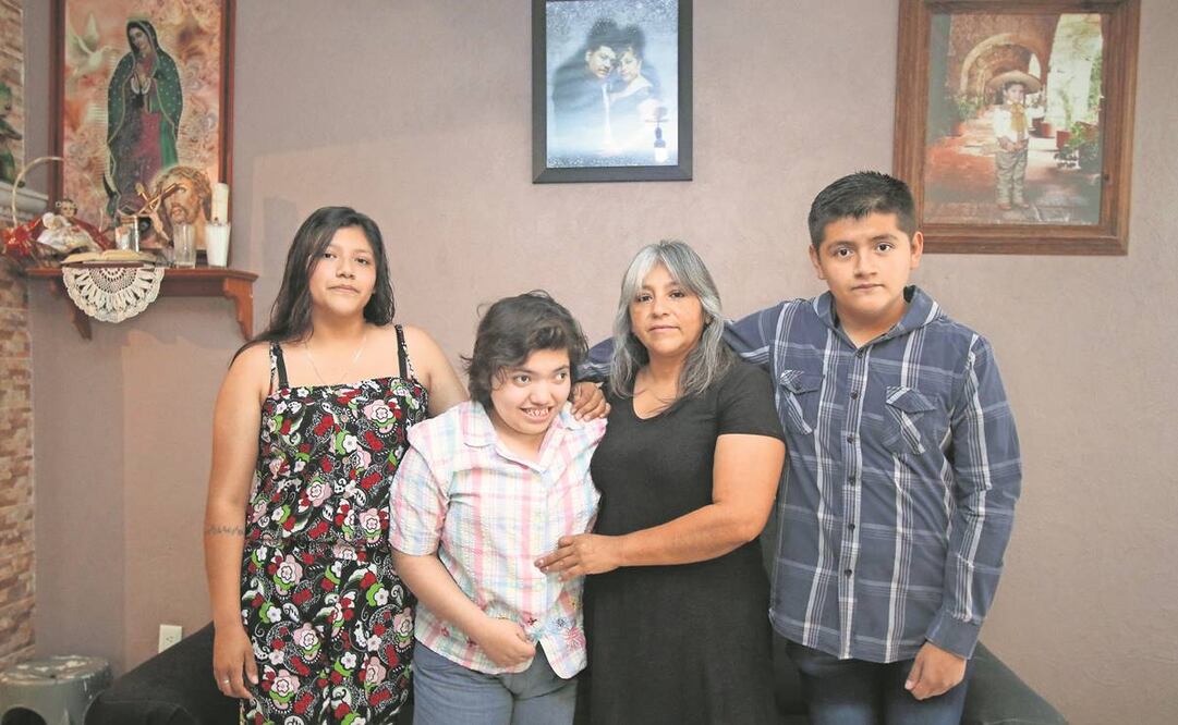 La señora Claudia con tres de sus cuatro hijos, a quienes mantiene vendiendo bisutería y otros artículos en tianguis para sostener los gastos de su hogar, luego del fallecimiento de su esposo en 2021 por Covid-19. Foto: Carlos Mejía/ EL UNIVERSAL