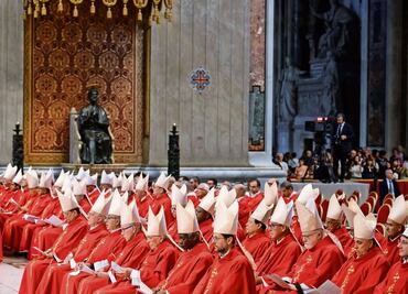 Cardenales se instalan en el Vaticano para el cónclave; llaman a la paz en Ucrania y Medio Oriente