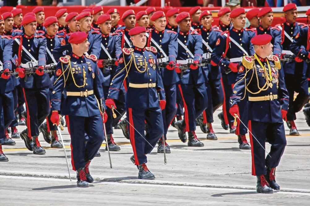 Festejo. Soldados venezolanos participaron ayer en Caracas en un desfile para conmemorar los 207 años de la firma del Acta de Independencia. (CRISTIAN HERNÁNDEZ. EFE)
