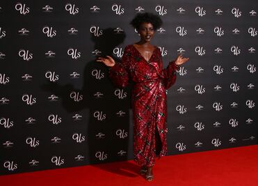 Lupita Nyong'o sorprende con pupilentes rojos 