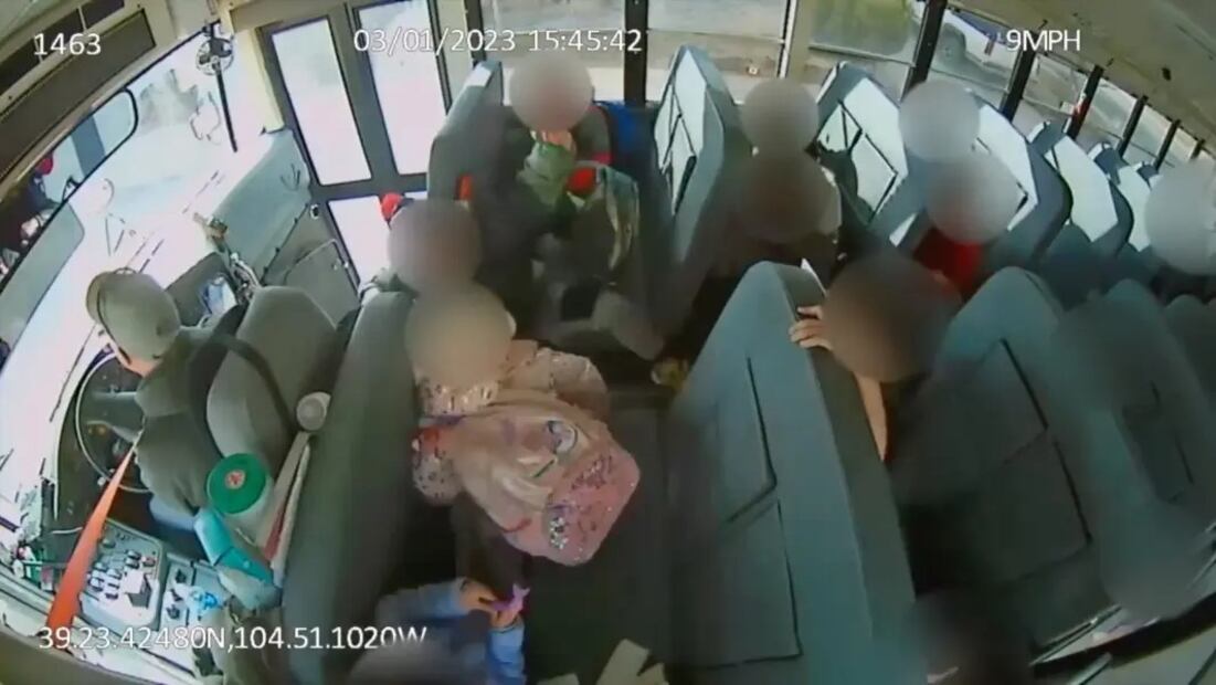 Un viaje en autobús escolar en Colorado Springs, Colorado, el 1 de marzo dejó a niños de escuela primaria conmocionados y algunos heridos después de que el conductor frenó intencionalmente. Foto:
Distrito escolar del condado de Douglas