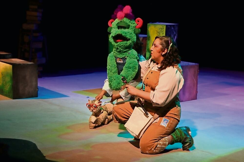 Los pequeños escriben notas a Veta, que ella usa en la función. Foto: TRIBU PRODUCCIONES