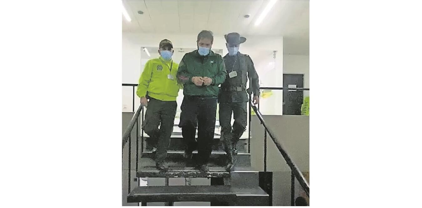 El mexicano Brian Donaciano Olguín, alias Pitt, escoltado por policías colombianos tras su captura, el 6 de abril en Cali. Foto: POLICÍA NACIONAL DE COLOMBIA