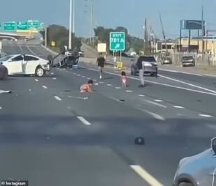 VIDEO: Bebés en pañales, en plena carretera de Texas