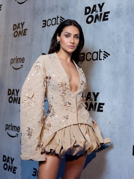 Renata Notni apuesta por el volumen con una minifalda globo. Foto: Instagram @rennotni @andres1leon