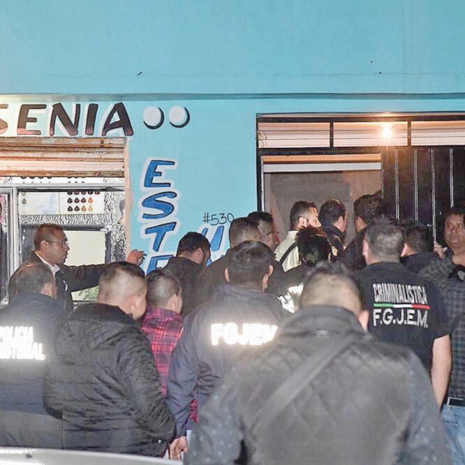 Por la noche, personal de la fiscalía estatal realizó una diligencia en el domicilio del presunto feminicida, en la colonia Jardines de Morelos. (FRANCISCO RODRÍGUEZ. EL UNIVERSAL)