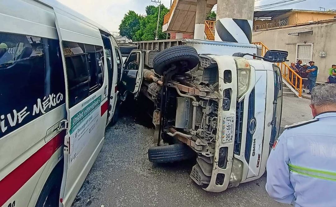 Un vehículo de carga impactó a
una unidad de transporte.
