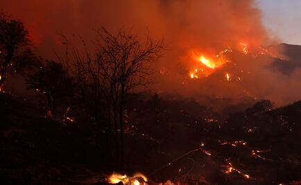 Autoridades de Los Ángeles luchan por apagar incendio