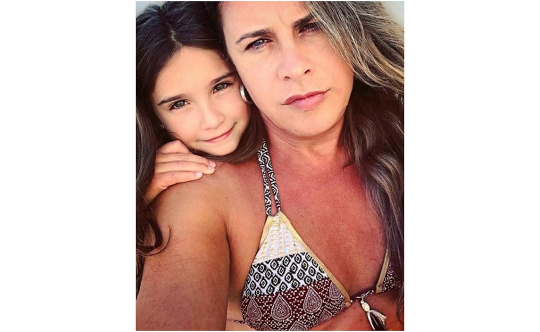 FOTO: Carlos Gascón, ahora es Karla, posa con su hija. Instagram