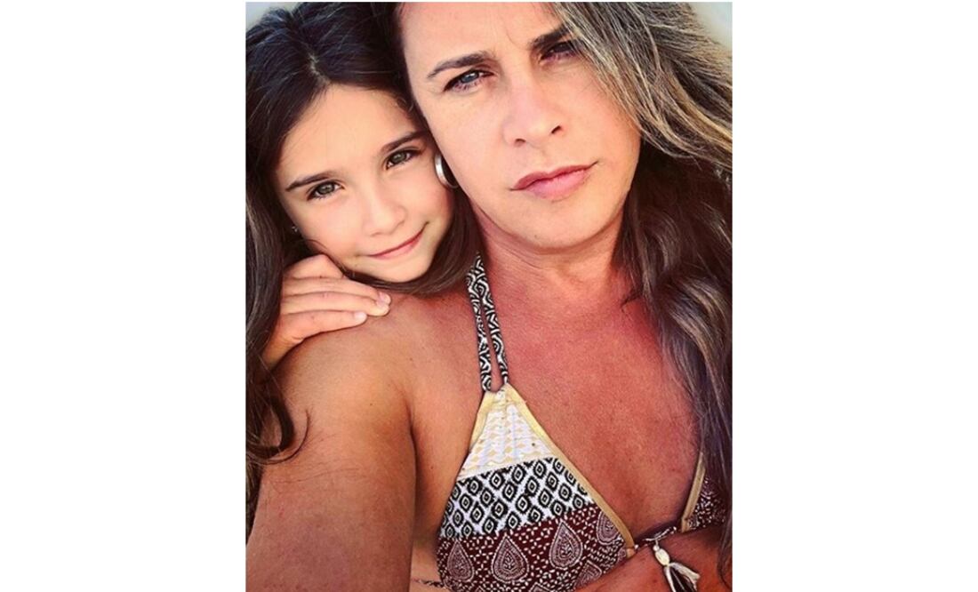 FOTO: Carlos Gascón, ahora es Karla, posa con su hija. Instagram