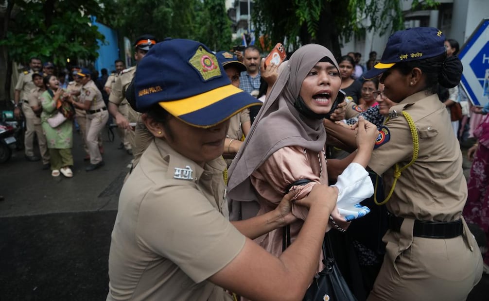 Agentes de policía detienen a partidarios del Cockroach Janta Party durante una protesta para exigir la dimisión del ministro de Educación de la India en Bombay, India, el lunes 20 de julio de 2026. Foto: AP
