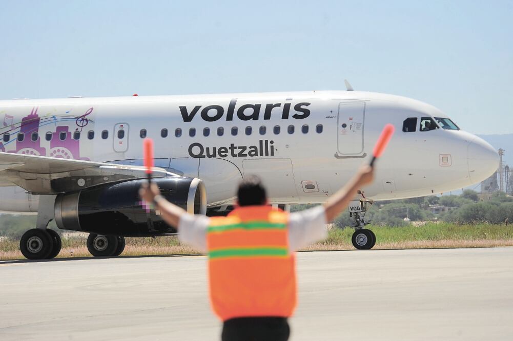 Volaris y VivaAerobús fueron las empresas aéreas que incurrieron en la sobreventa de vuelos (ARCHIVO EL UNIVERSAL)