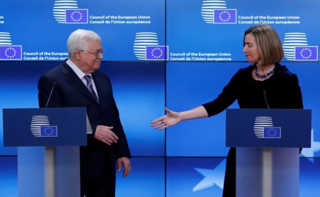 European High Representative for Foreign Affairs Federica Mogherini shakes hands with Palestinian President Mahmoud Abbas – Photo: Yves Herman/REUTERS