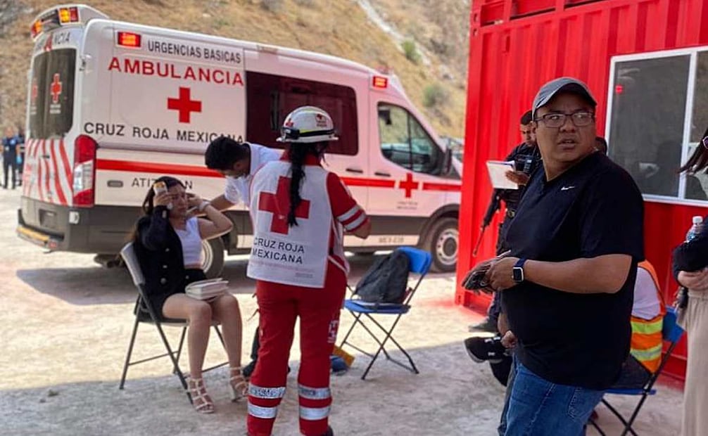 Paramédicos de la Cruz Roja a los tres lesionados, quienes aparentemente solo registran golpes Foto: Especial
