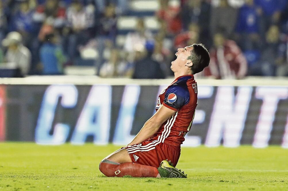 Carlos Salcedo lamentó una clara jugada de gol fallada; ambos conjuntos tuvieron varias oportunidades que no se concretaron en lo que se pensó era el duelo de la jornada (JOSÉ MÉNDEZ. EFE)