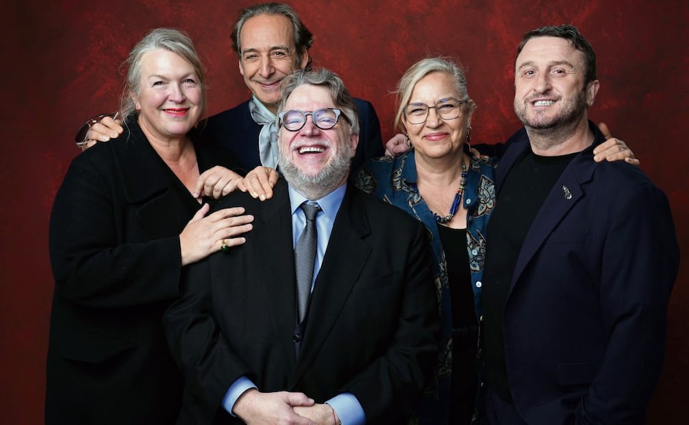 Kate Hawley (vestuarista), Alexandre Desplat (compositor), Guillermo del Toro, Tamara Deverell (Directora de arte) y Mike Hill (presentador). Fotos: AFP y AP