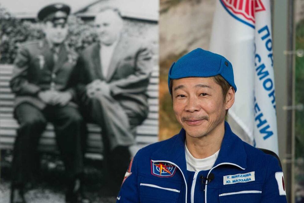 El japonés Yusaku Maezawa, participante de un vuelo espacial, en una conferencia del 22 de diciembre de 2021. Foto: AFP / Irina Spektor