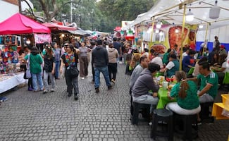 Vestidos con playeras de la Selección, cientos de personas acuden al Zócalo; se alistan para dar el Grito de Independencia