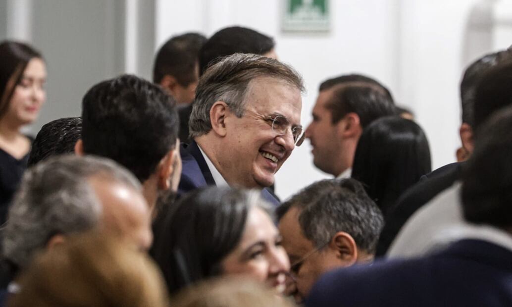 Marcelo Ebrard saluda a diputados e invitados durante la toma de protesta de Clara Brugada. Foto: Gabriel Pano/EL UNIVERSAL