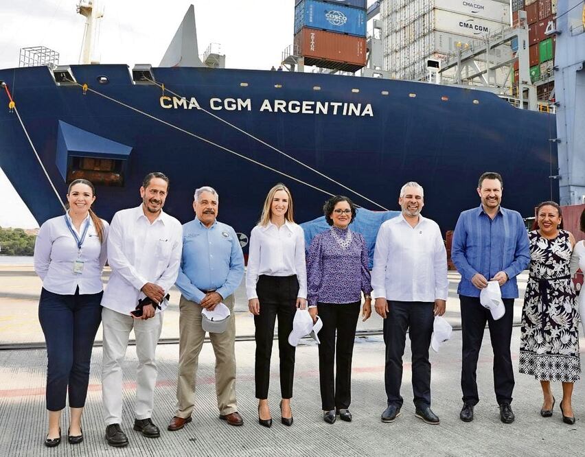 El gobernador Alfredo Ramírez Bedolla (tercero de der. a izq.) destaca la importancia de las inversiones. Foto: Especial