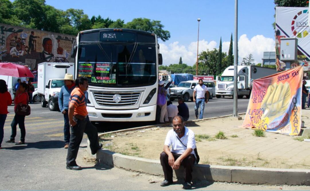 Maestros de Oaxaca mantienen retenidos más de 40 vehículos 