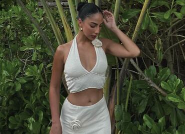 María Chacón luce irresistible look de playa con maxifalda y crop top