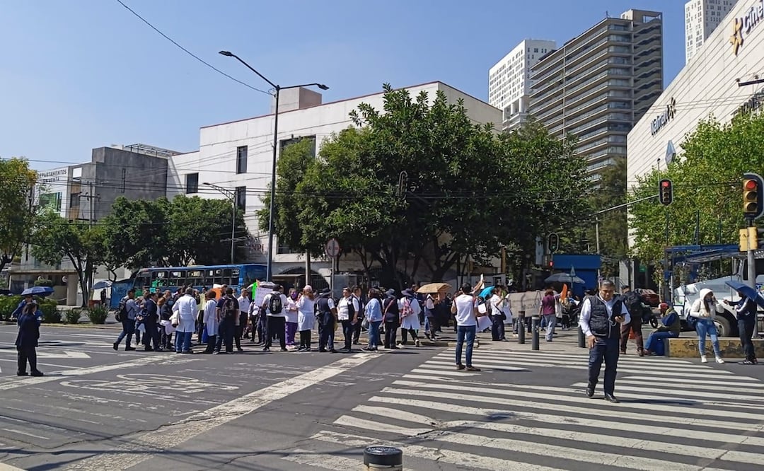 Trabajadores de la salud bloquean Insurgentes Sur en protesta por pagos atrasados. Foto: Juan Carlos Williams
