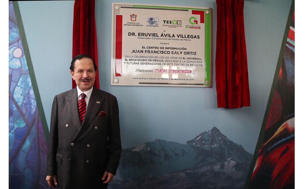 El Licenciado Juan Francisco Ealy Ortiz junto a la placa que impone su nombre al Centro de Información del Tecnológico de Estudios Superiores de Valle de Bravo (TESVB). /Ariel Ojeda - EL UNIVERSAL
