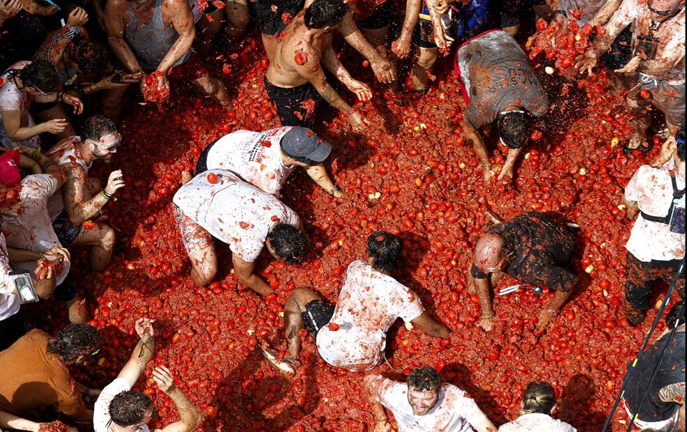 La popular fiesta de la Tomatina que este año sirvió como terapia contra el drama que sufrió esta población valenciana de Buñol, tras la dana del pasado 29 de octubre. Foto: EFE