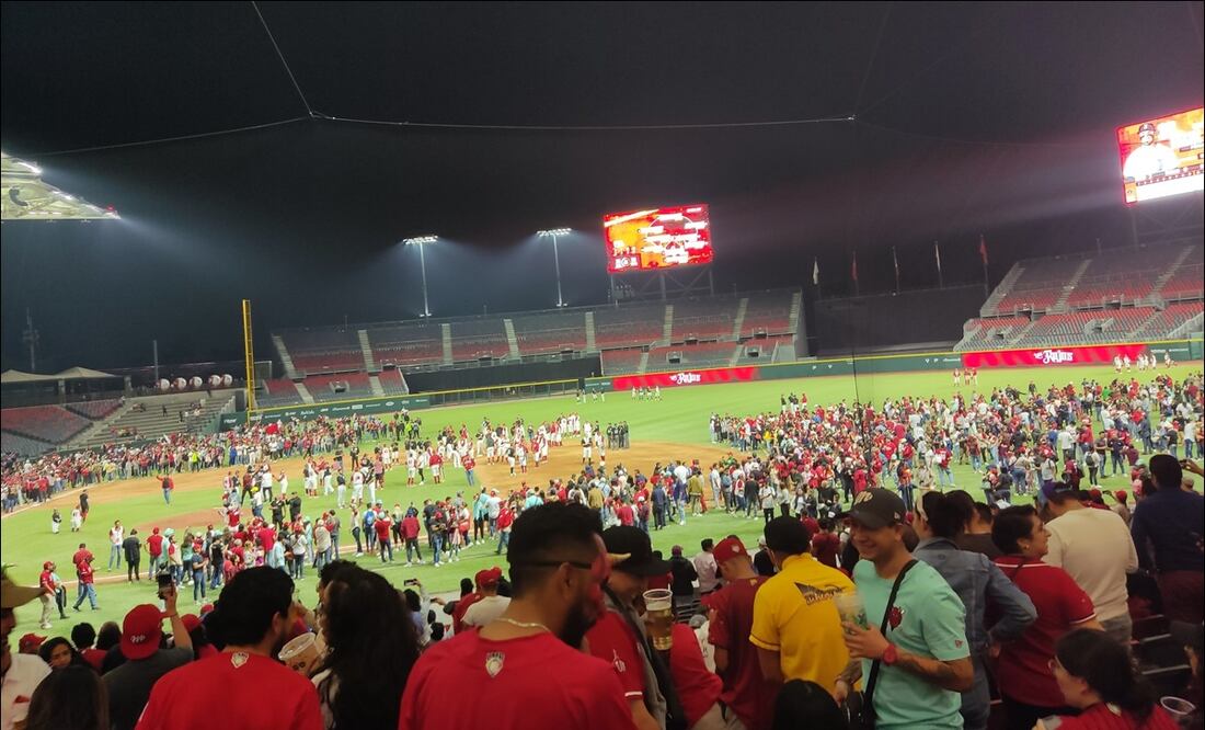 Temblor detiene momentáneamente el juego entre Diablos Rojos del México y Toros de Tijuana / FOTO: @Alba_rbl
