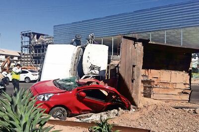 Camión de carga aplasta auto; bebé sale ileso